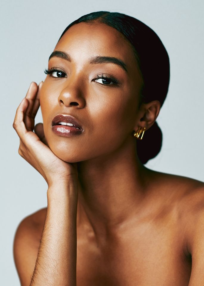 Portrait of a woman with elegant makeup.